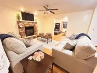 Modern 5 Bedroom Pocono house - Jacuzzi - Gameroom - Near Lake - Golf Couse - 4-Star