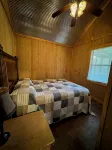 Southern Charm Sardis cabin 2-bedrooms with A/C, WiFi, and satellite TV - Chalets