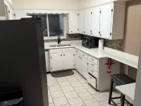 Luxury 2BR with spa bath, huge kitchen & living room—prime Toledo location! - homestay