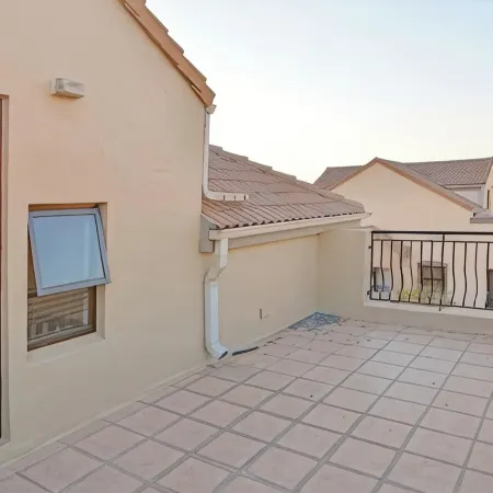 Tuscan style loft, 2 patios, WiFi, Netflix , pool