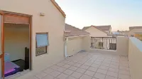 Tuscan style loft, 2 patios, WiFi, Netflix , pool - 2 ดาว