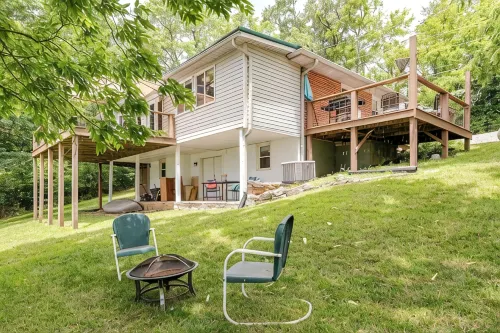 Peaceful Lakeside Retreat, Great for Groups, Dock, Parking, Blackstone, 8 Beds