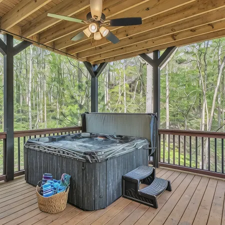 2024 Modern 3/2.5 cabin with Game Room, Hot tub Secluded Near downtown Ellijay