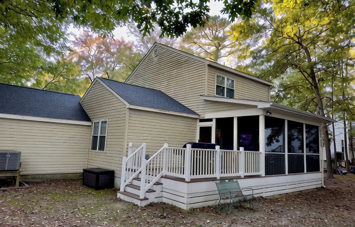 Charming 3-bedroom house with Screened deck, Community Bay/Pool Access and more!