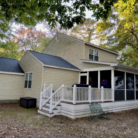 Charming 3-bedroom house with Screened deck, Community Bay/Pool Access and more!