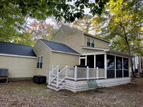 Charming 3-bedroom house with Screened deck, Community Bay/Pool Access and more!