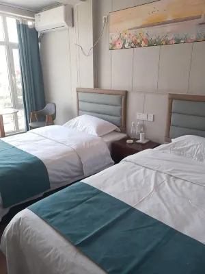Hong Yue Hotel in Yi Yuan County - parking
