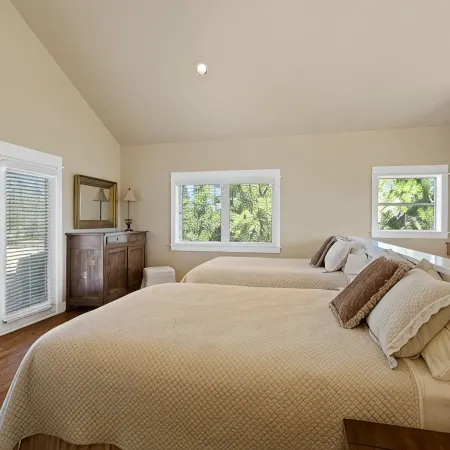 Beautiful Home Overlooking the River-Minutes to IT All-Updated Kitchen!