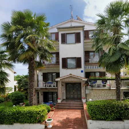 Beautiful spacious apartment (No. 2) with 2 bedrooms 300m from the beach