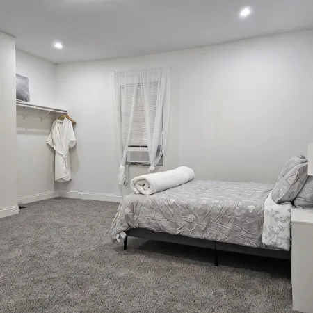 Remodeled 1890 original 2 bed in Wheeling w partial views of the Ohio River. Отели в г. Уилинг