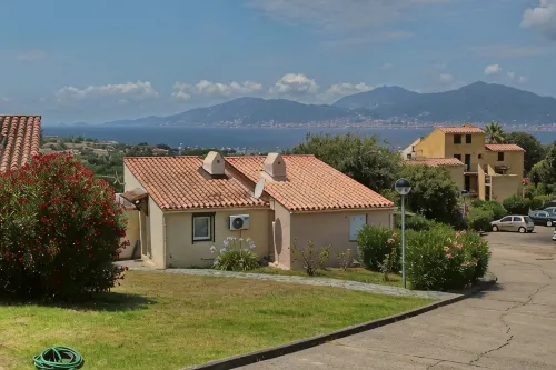 Quiet house 1km from the beach, with tennis court and communal swimming pools