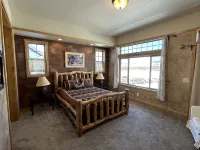 Your home away from home with private hot tub, game room, and majestic views - 3 stjerner