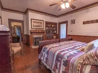 Spacious Historic Estate Home • Ideal for Families & Groups マーズ・ヒルのホテル