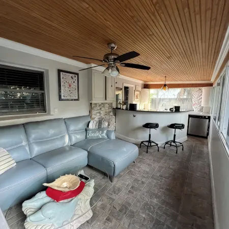 Charming 1-bedroom Guesthouse in amazing Ozona with Free Parking & WiFi