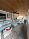 Charming 1-bedroom Guesthouse in amazing Ozona with Free Parking & WiFi
