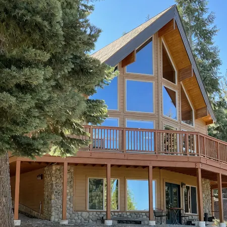Large Luxury Cedar Home in the Forest at Lake Davis Near Golf Courses