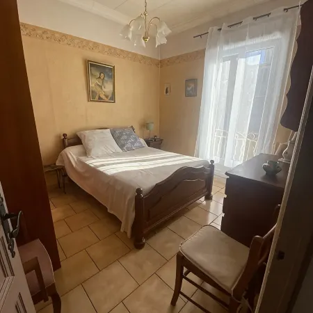 2 Bedroom Private Vacation Home in Toulon
