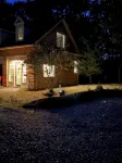 Custom Train-Themed Lodge on 7 Private Acres with Walking Trails - Homestays
