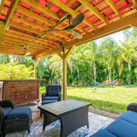 Private Brandon Oasis  Family home w/ Full outdoor kitchen & Bar+ Game room