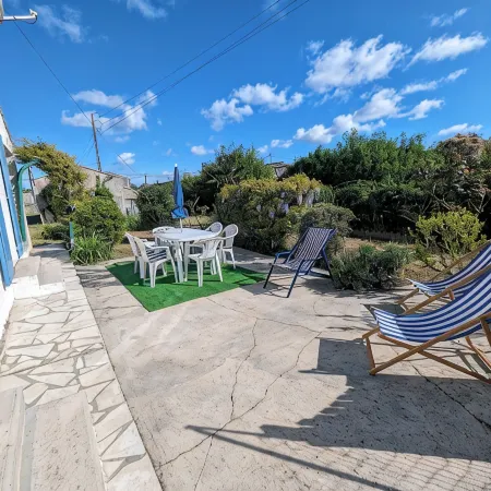 Maison Avec Jardin au Centre de L'île à Proximité des Attractions et Plages Отели в г. Сен-Пьер-д'Олерон