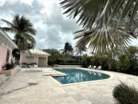 Beautiful, centrally located, short drive to beaches and stores. - Homestays