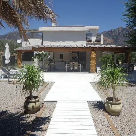 Exceptional 240-m² villa for 9 people direct access to the beach, swimming pool