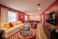 River Run Retreat - Cowboy Pool, Fire Pit & Pool Table! Close to Campus & River - 4-Star