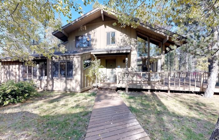 Spacious Cabin Vibe w/ lots of Wood - Easy walk/ride to Village, Lodge and River