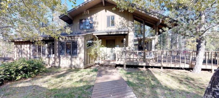 Spacious Cabin Vibe w/ lots of Wood - Easy walk/ride to Village, Lodge and River Hotels in Sunriver