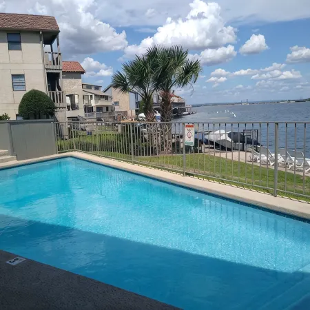 Luxury condo, DISCOUNTED RATES…steps to Lake, sleeps 10, near Yacht Club!