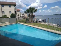 Luxury condo, DISCOUNTED RATES…steps to Lake, sleeps 10, near Yacht Club! - 수영장
