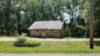 Cute family/ couples cabin with trailer parking and use of our dock in calm cove - 2-Star