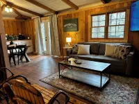 Blue Door Bungalow of Highlands - 3-Star