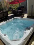 Charming Mountain Retreat Lg Mod/Kit on Stream/Fire-pit/Hot Tub - Boutique
