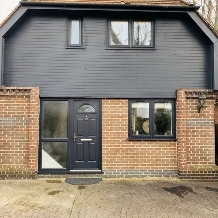 Cosy 2 bedroom detached home in Bromley with secure off-street parking