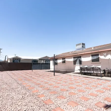 Modern 4-Bedroom Getaway – Close to Las Vegas Strip, LV Airport, & Lake Mead Отели рядом с достопримечательностью «Амфитеатр Хендерсона»
