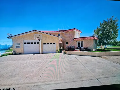Experience Scottsbluff charm in our spacious 4-bedroom retreat - 3-Star