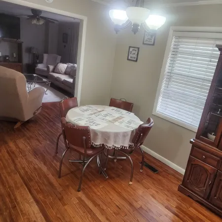 Charming 3-bedroom house with 65in smart tv, Wifi, and central heat/air in town!