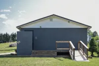 山間農場小屋，帶有農場動物 - 小木屋