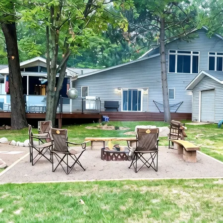 Lakefront Luxury Cabin- Dock, Hot Tub, Firepit, Kayaks, Game Room, Bunk Room