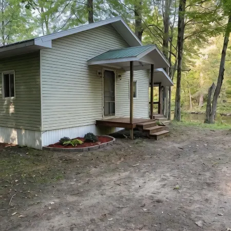 Riverside cabin, fly-fish for trout or just relax!