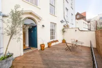 STUNNING City Centre Living - with parking - balcony