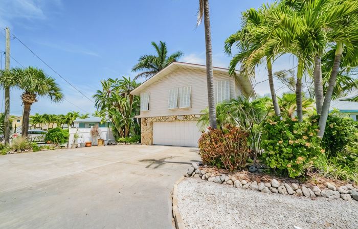Our Waterfront Home Is All Ready Just for You!Vrc16-000016