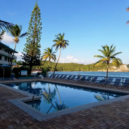 Prime Oceanfront, Remodeled St. Thomas 2BR/2BA Condo-Poolside, W/D, & Dining