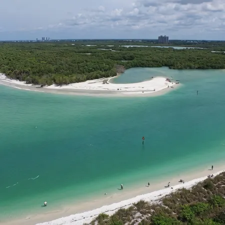 Beach! 2 Masters w Kings, Pets, Queen ensuite, hot tub, private heated Pool