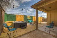 Luxury Modern Home with Hot Tub Deck & Firepit! - 4 stjerner