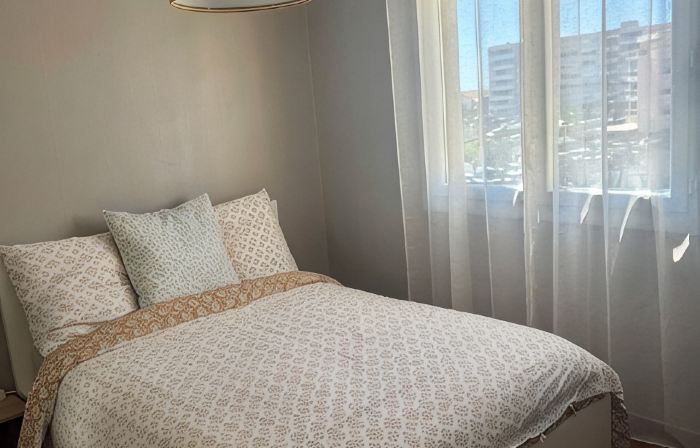 Appartement ensoleillé à 80m de la plage, avec une petite vue mer du balcon!