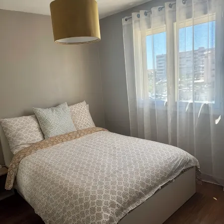 Appartement ensoleillé à 80m de la plage, avec une petite vue mer du balcon!