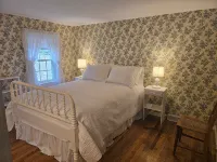 Four Season Woodsy Retreat with Private Pool. Skiing, Hiking, Kayaking - Pool