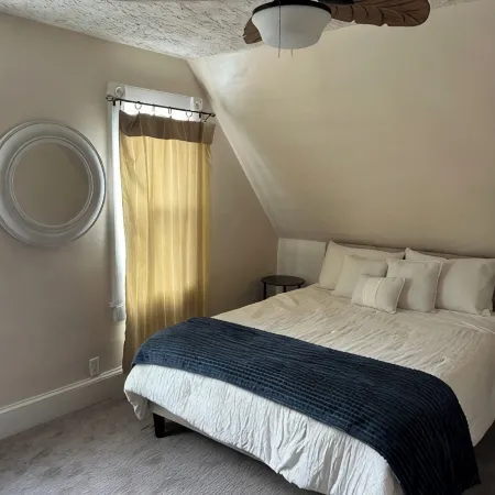 Cozy charming home Отели в г. Айрондеквойт